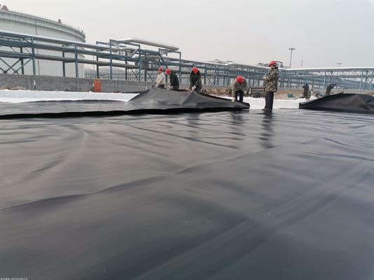 ゴミ捨て湖とトンネル建設のための平らな表面 HDPE 地膜 50m-200m 化学薬品に耐性