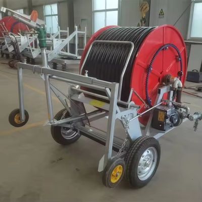 放出力と汎用性 ホースリール灌輸システム 86 KG 体重 236 cm 直径 トラス サポート 調節可能なスプレー